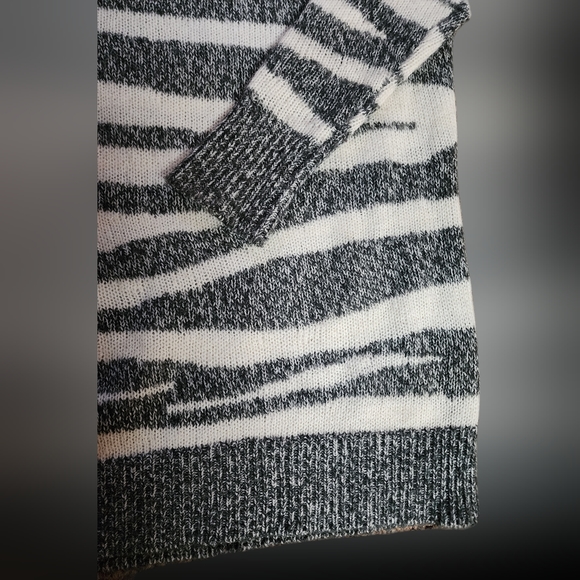 Express Gray & White Sweater - Size Sm - Picture 3 of 4